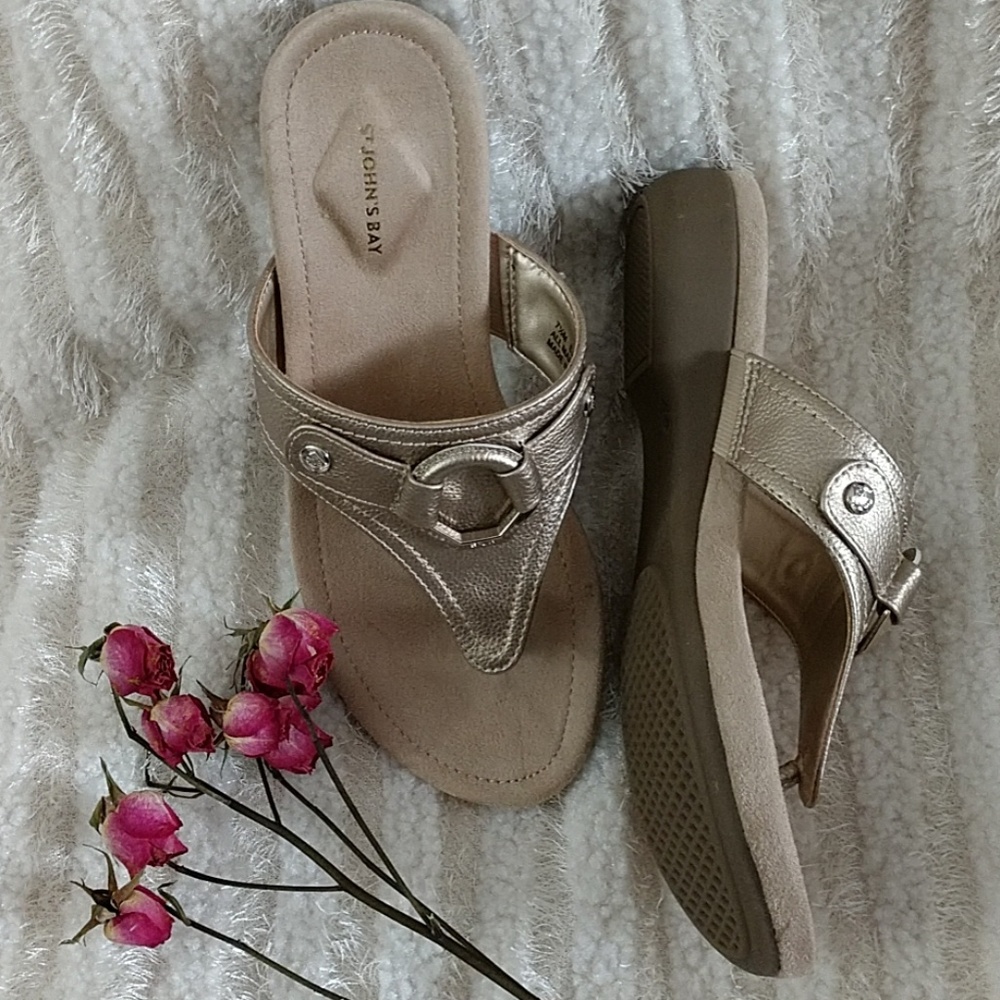 NEW Thong Sandal Cushioned Short Heel Gold Bling Medallion St Johns Bay Zion 7.5